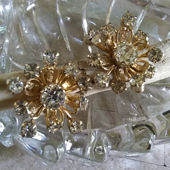 Jewelry - Clear Rhinestone Screw On Earrings Vintage
